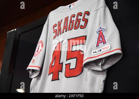 Arlington, Stati Uniti. 12 Dic, 2019. La maglia del lanciatore Tyler Skaggs è appeso alla parete durante un pregame conferenza stampa al mondo la vita Park in Arlington, Texas, il 2 luglio 2019. Skaggs, 27, è stato trovato morto a nord Texas hotel lunedì mentre la squadra è in città per una serie contro il Texas Rangers. Nessun fallo giocare è sospettato, e le squadre rinviata lunedì il gioco. Foto di Ian Halperin/UPI Credito: UPI/Alamy Live News Foto Stock