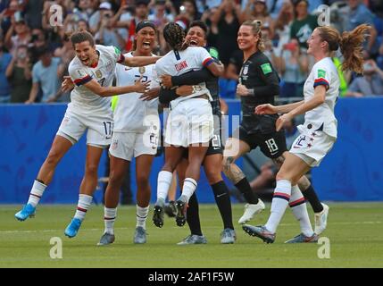 Lione, Francia. 12 Dic, 2019. I membri del Team USA celebrare dopo aver vinto la FIFA Coppa del Mondo Donne finale tra gli Stati Uniti e i Paesi Bassi allo Stade de Lyon a Lione, in Francia, il 7 luglio 2019. Il Team USA ha sconfitto i Paesi Bassi dal punteggio di 2-0 per catturare la sua quarta Coppa del Mondo Donne titolo. Foto di David Silpa/UPI Credito: UPI/Alamy Live News Foto Stock