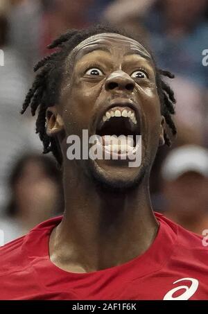 Il Flushing Meadow, Stati Uniti. 12 Dic, 2019. Gael Monfils, della Francia, reagisce dopo che ha ritornato un colpo da italiano Matteo Berrettini, durante la quinta serie tie-break del loro quarto di finale di partita in Arthur Ashe Stadium al 2019 US Open Tennis campionati a USTA Billie Jean King National Tennis Center su Mercoledì, 4 settembre 2019 a New York City. Foto di Ray Stubblebine/UPI Credito: UPI/Alamy Live News Foto Stock