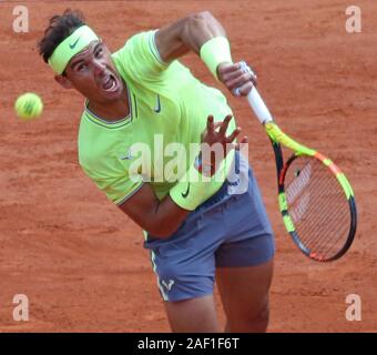 Parigi, Francia. 12 Dic, 2019. Rafael Nadal di Spagna colpisce un servire durante il suo French Open uomini partita finale contro Dominic Thiem dell'Austria al Roland Garros di Parigi il 9 giugno 2019. Foto di David Silpa/UPI Credito: UPI/Alamy Live News Foto Stock