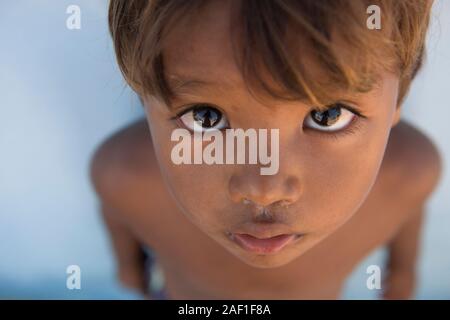 Santa Cruz Cabralia, Bahia, Brasile - 28 luglio 2016: Piccolo ragazzo brasiliano indigeno della comunità di Pataxo di Coroa Vermelha Foto Stock