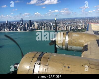 Wheeling, Stati Uniti. 12 Dic, 2019. In questo file di foto, un Boeing B-17G di proprietà della Fondazione Collings vola da downtown Chicago come parte di un tour nazionale di aeroplani storici in luglio 29, 2017. Il piano è stato contrassegnato come la storica nove-O-nove della bomba 323Squadron, 91Gruppo bomba che ha completato 140 missioni di combattimento durante la Seconda Guerra Mondiale. L'aereo si è schiantato poco dopo il decollo con più incidenti mortali all'Aeroporto Internazionale di Bradley in Windsor Locks, CT, il 2 ottobre 2019. Foto di Brian Kersey/UPI Credito: UPI/Alamy Live News Foto Stock