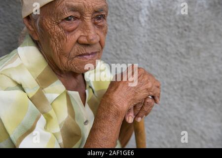 Uniao dos Palmares, Alagoas, Brasile - 19 giugno 2016: Donna senior di Quilombo Muquem. Palmares´s casa di Zumbi dos Palmares Foto Stock