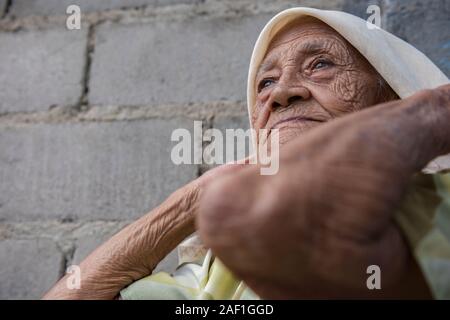 Uniao dos Palmares, Alagoas, Brasile - 19 giugno 2016: Donna senior di Quilombo Muquem. Palmares´s casa di Zumbi dos Palmares Foto Stock