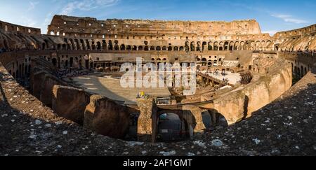Vista panoramica del Colosseo o il Colosseo, un anfiteatro ovale nel centro della città, visto dall'interno Foto Stock