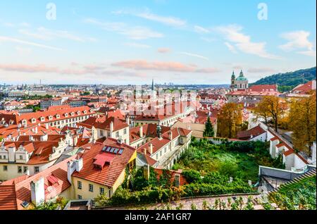 Vista di Praga: Downtown, parti della città vecchia e il fiume Moldava e i tetti rossi dal Castello di Praga complesso Foto Stock