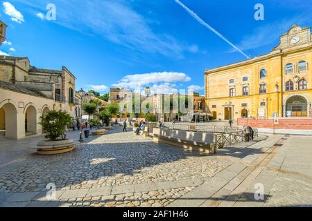 La gente del posto e i turisti si riuniscono attorno alla metropolitana Palombaro presentano sotto Piazza Vittorio Veneto nella sezione più recente della città di Matera, Italia Foto Stock