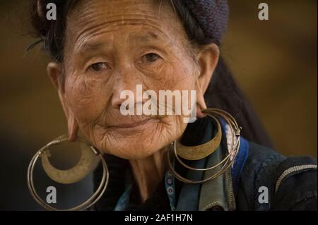 Sapa, Lao Cai, Vietnam - 14 marzo 2011: Donna Hmong senior con orecchini enormi Foto Stock