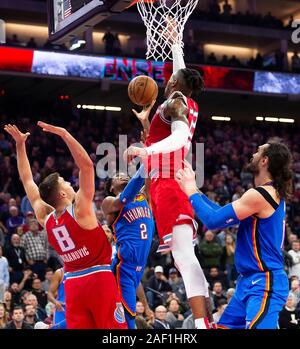 Sacramento, CA, Stati Uniti d'America. Undicesimo Dec, 2019. Sacramento Kings avanti Richaun Holmes (22) blocchi di colpo da Oklahoma City Thunder guard Shai Gilgeous-Alexander (2) durante una partita a Golden 1 Centro Mercoledì, Dicembre 11, 2019 a Sacramento. Credito: Paolo Kitagaki Jr./ZUMA filo/Alamy Live News Foto Stock