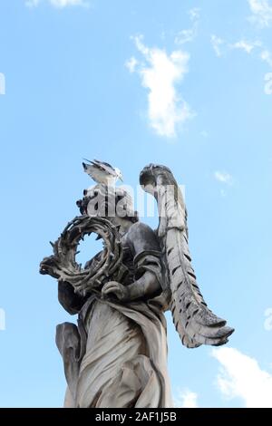 Angelo Che Porta la Corona Di Spine di Gian Lorenzo Bernini e un teschio si ergono sulla statua superiore di Castel Sant'Angelo, Roma, Italia Foto Stock