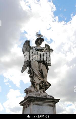 Angelo Che Porta Il Flagello di Lazzaro Morelli a Castel Sant'Angelo e un teschio si ergono sulla statua superiore, Roma, Italia Foto Stock