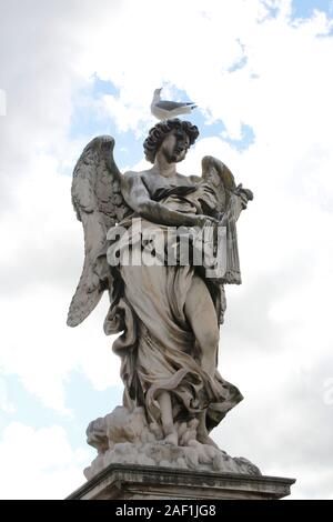 Angelo Che Porta Il Flagello di Lazzaro Morelli a Castel Sant'Angelo e un teschio si ergono sulla statua superiore, Roma, Italia Foto Stock