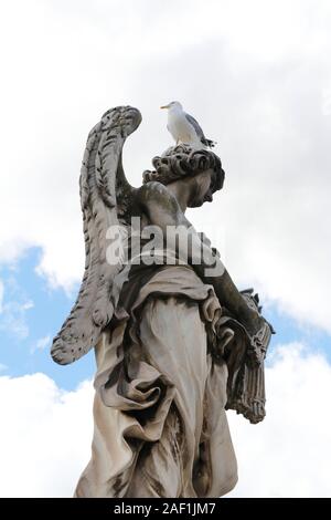 Angelo Che Porta Il Flagello di Lazzaro Morelli a Castel Sant'Angelo e un teschio si ergono sulla statua superiore, Roma, Italia Foto Stock