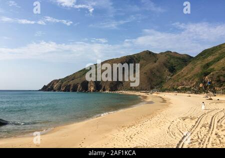 Seascape di Ky Co Beach, Quy Nhon, Vietnam. Negli ultimi anni vi è stato un significativo spostamento verso i settori dei servizi e del turismo in Quy Nhon. Foto Stock