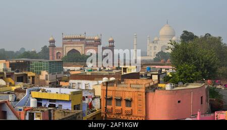 Agra, India - Nov 11, 2015. Vista aerea del Taj Mahal e Agra City in India. Agra è una delle più popolose città in Uttar Pradesh e il MOS 24 Foto Stock