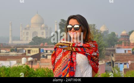 Una giovane donna con Indian saree guardando al Taj Mahal di Agra, India. Foto Stock