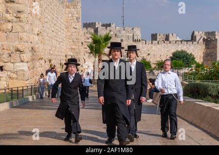 Una ortodossa tradizionale famiglia giudaica con bambini in Gerusalemme, Israele Foto Stock