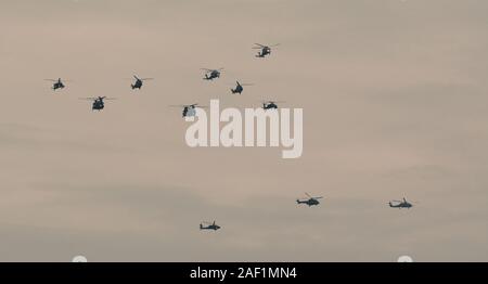 Singapore - Lug 4, 2015. Singapore Air Force (RSAF) jet fighter fly pass su Marina Bay Sands in Singapore National Day Parade (SG50) prove. Foto Stock