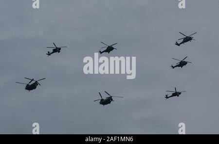 Singapore - Lug 4, 2015. Singapore Air Force (RSAF) jet fighter fly pass su Marina Bay Sands in Singapore National Day Parade (SG50) prove. Foto Stock