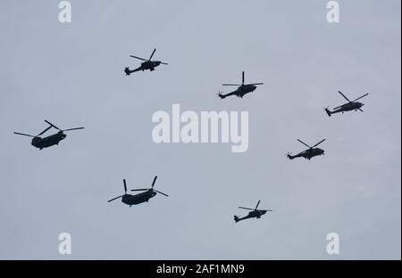 Singapore - Lug 4, 2015. Singapore Air Force (RSAF) jet fighter fly pass su Marina Bay Sands in Singapore National Day Parade (SG50) prove. Foto Stock