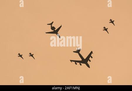 Singapore - Lug 4, 2015. Singapore Air Force (RSAF) jet fighter fly pass su Marina Bay Sands in Singapore National Day Parade (SG50) prove. Foto Stock