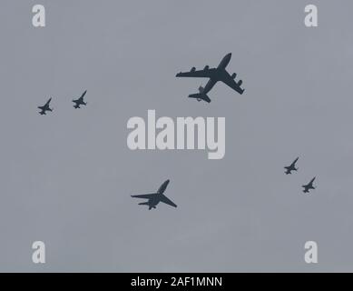 Singapore - Lug 4, 2015. Singapore Air Force (RSAF) jet fighter fly pass su Marina Bay Sands in Singapore National Day Parade (SG50) prove. Foto Stock