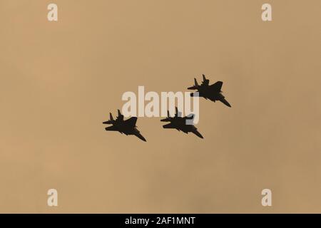 Singapore - Lug 4, 2015. Singapore Air Force (RSAF) jet fighter fly pass su Marina Bay Sands in Singapore National Day Parade (SG50) prove. Foto Stock