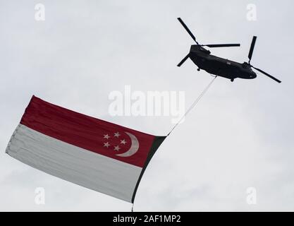 Singapore - Lug 4, 2015. Singapore Air Force (RSAF) jet fighter fly pass su Marina Bay Sands in Singapore National Day Parade (SG50) prove. Foto Stock