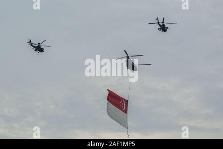 Singapore - Lug 4, 2015. Singapore Air Force (RSAF) jet fighter fly pass su Marina Bay Sands in Singapore National Day Parade (SG50) prove. Foto Stock