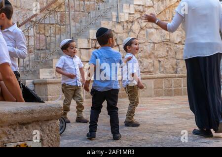 Una ortodossa tradizionale famiglia giudaica con bambini in Gerusalemme, Israele Foto Stock