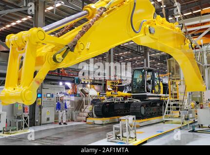 (191212) -- Pechino, il 12 dic. 2019 (Xinhua) -- un membro del personale lavora ad un engineering machinery company nel distretto del Kaiping di Tangshan, nel nord della Cina di nella provincia di Hebei, nov. 17, 2019. (Xinhua/Yang Shiyao) Foto Stock