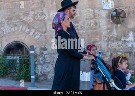 Una ortodossa tradizionale famiglia giudaica con bambini in Gerusalemme, Israele Foto Stock