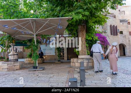 La vecchia coppia cammina mano in mano nel quartiere armeno di Gerusalemme. Vivere a Gerusalemme, un'esperienza complessa e affascinante. Foto Stock