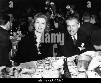 GREER GARSON e Ronald Colman a 1943 Academy Awards a Cocoanut Grove al Ambassador Hotel in Los Angeles co-stars casuale di vendemmia 1942 direttore MERVYN LeROY romanzo JAMES HILTON la Metro Goldwyn Mayer Foto Stock