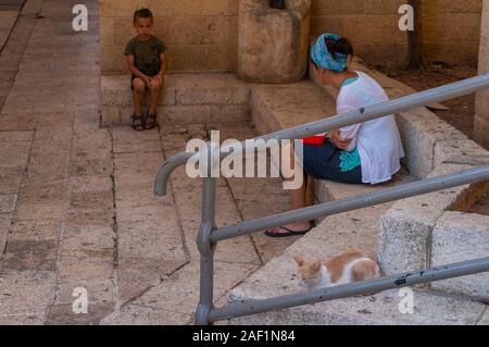 Bambini ebrei giocando per le strade della città vecchia nel quartiere ebraico di Gerusalemme Foto Stock