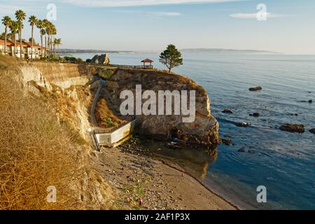 Pismo Beach scogliere e Shore Cliffs Hotel al tramonto, costa californiana Foto Stock