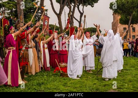 Storicamente vestito persone che fanno parte del festival annuale del Natale di Roma, Roma's anniversario di fondazione Foto Stock