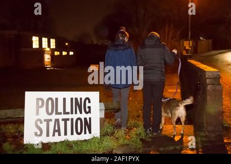 Kidderminster, Regno Unito. Dodicesimo Dicembre, 2019. La prima gli elettori in un locale stazione di polling di arrivare presto al buio, appena come esso si apre per ottenere il loro voto registrato nell odierna elezione generale. Credito: Lee Hudson/Alamy Live News Foto Stock