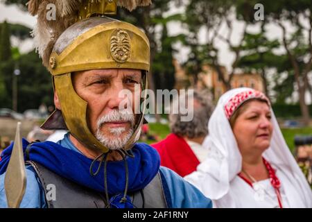 Storicamente vestito persone che fanno parte del festival annuale del Natale di Roma, Roma's anniversario di fondazione Foto Stock