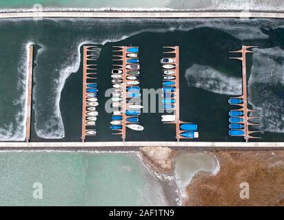 Barche congelata in acqua sul lago Balaton Foto Stock