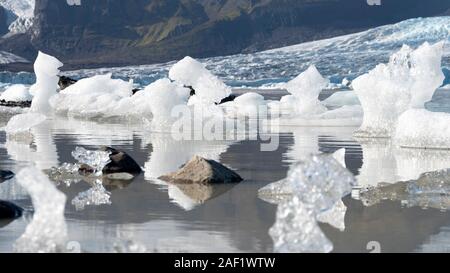 Piccoli iceberg nel ghiacciaio Fjallsarlon lago, Islanda Foto Stock