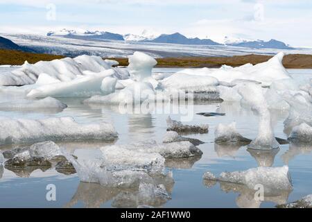 Piccoli iceberg nel ghiacciaio Fjallsarlon lago, Islanda Foto Stock