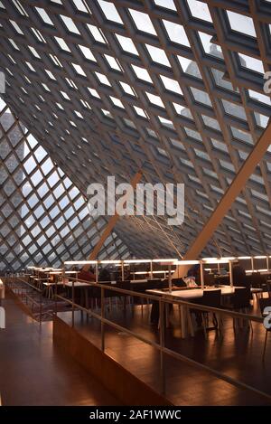 Interno del Seattle Central Public Library di OMA / REX architetti. Foto Stock