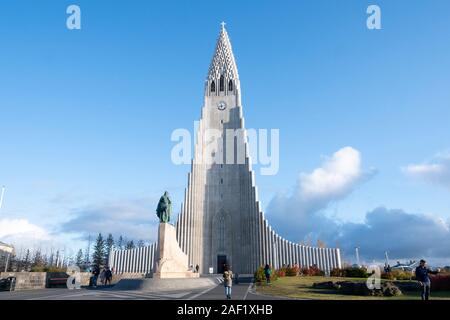 Hallgrimskirkja Cattedrale e statua di Norse explorer Leif Eiriksson, Reykjavik, Islanda Foto Stock