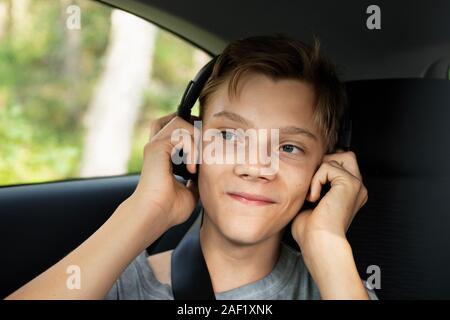 Ragazzo in auto ascoltando musica Foto Stock