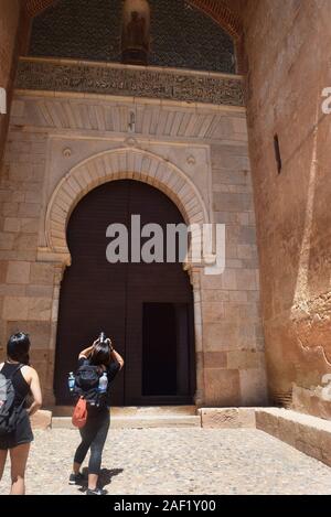 Traveler fotografando la Puerta de la Justicia presso l'ingresso occidentale dell'Alhambra. Foto Stock