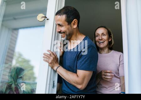 Coppia felice che guarda lontano Foto Stock