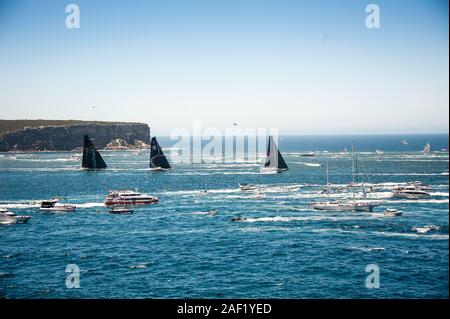 26 dicembre 2018, Sydney, Australia. Entusiasmo sul porto come yachts posizionarsi all'inizio del Sydney Hobart Yacht Race. Foto Stock