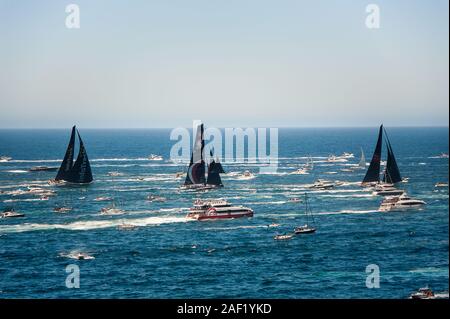 26 dicembre 2018, Sydney, Australia. Entusiasmo sul porto come yachts posizionarsi all'inizio del Sydney Hobart Yacht Race. Foto Stock