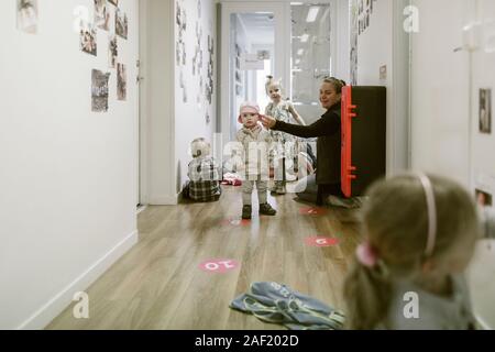 Insegnante con bambini in playschool Foto Stock